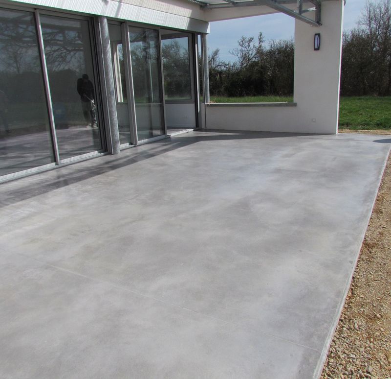 Terrasse en béton gris à Toulouse